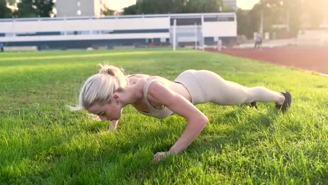 Beautiful slender blonde doing push-up exercises Video stock 138736638