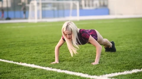 Beautiful slender blonde doing push-up exercises Video stock 138736657