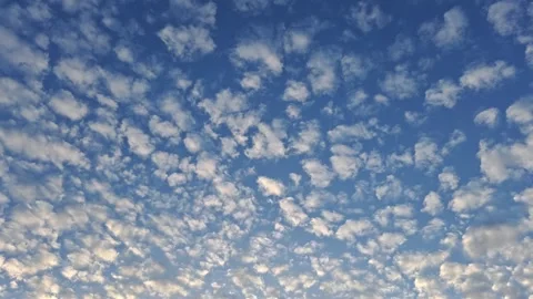 Beautiful, small cumulus clouds, evenly distributed in the blue sky. Vídeo Stock 310782416