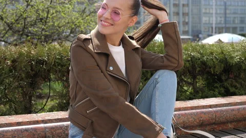 Beautiful smiling brunette model dressed in summer hipster jacket and jeans Vidéo 140990025