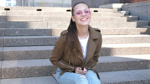 Beautiful smiling brunette model dressed in summer hipster jacket clothes Stockbeeldmateriaal 140993483