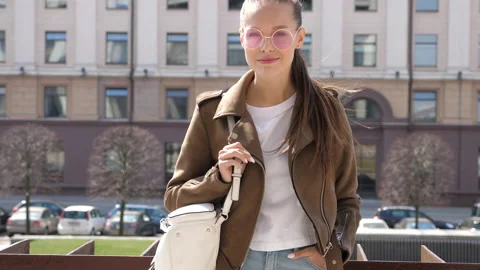 Beautiful smiling brunette model dressed in summer hipster jacket Vidéo 140994203