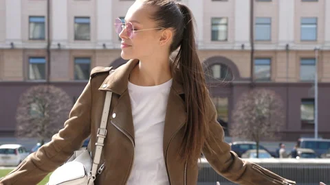 Beautiful smiling brunette model dressed in summer hipster jacket Видео 140995243