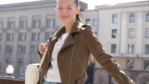 Beautiful smiling brunette model dressed in summer hipster jacket Vidéo 140996155
