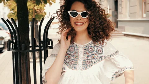 Beautiful smiling model with afro curls hairstyle 库存影片 141521597