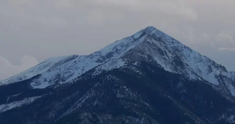 Beautiful Snow Capped Mountain View Vidéo 334976889