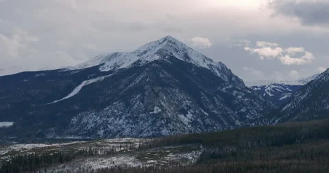 Beautiful Snow Capped Mountain View Vidéo 334977178