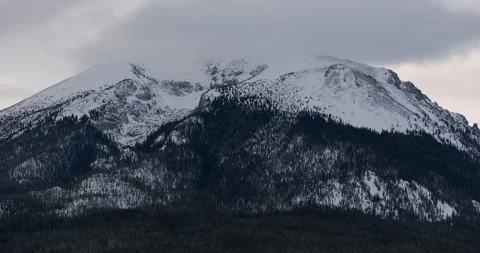 Beautiful Snow Capped Mountain View Vidéo 334977526