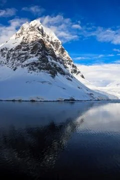 Beautiful snow-capped mountains 库存照片
