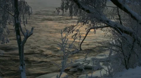 Beautiful snow. Sunset in the winter . Rough River. The snow sparkles . 스톡 동영상 62072912