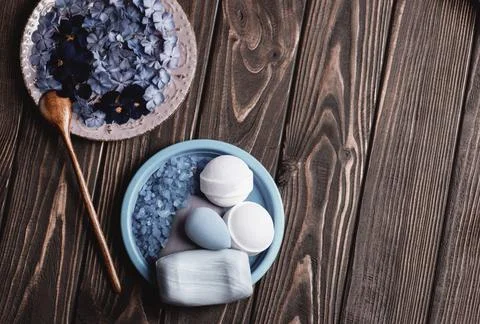 Beautiful spa composition. Cosmetic objects for spa procedures. Purple spa st Foto stock