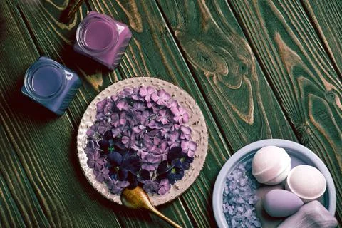 Beautiful spa composition. Cosmetic objects for spa procedures. Purple spa st Foto stock