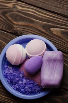Beautiful spa composition. Cosmetic objects for spa procedures. Purple spa st Foto stock