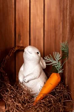 Beautiful Spring Decor Featuring Adorable Bunnies, Colorful Carrots, and Fresh Foto stock