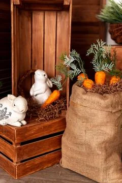 Beautiful Spring Decor Featuring Adorable Bunnies, Colorful Carrots, and Fresh Foto stock