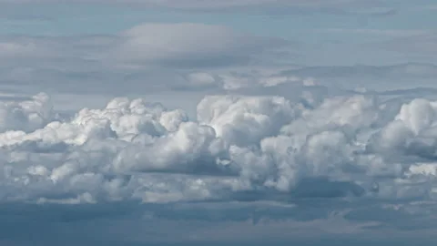 The beautiful stream of puffy clouds in the sky. time lapse Video stock 132597781