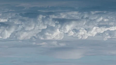 The beautiful stream of puffy clouds in the sky. time lapse Video stock 132599247