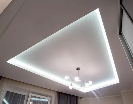 A beautiful stretch ceiling with diode lighting and an unusual chandelier with Foto stock