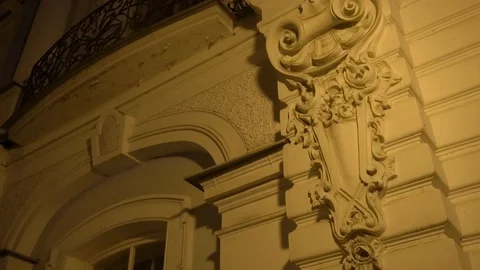 Beautiful stucco patterns on the house by the light of a lantern Vidéo 108305582