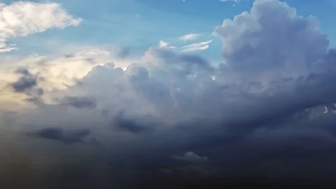 Beautiful summer day storm cloud timelapse. Dramatic thunderstorm cloudscape. Vidéo 77333586