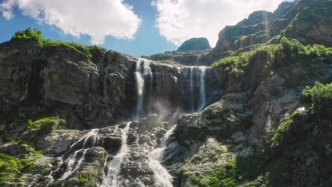 Beautiful summer mountain waterfall. Vídeos de archivo 267659792