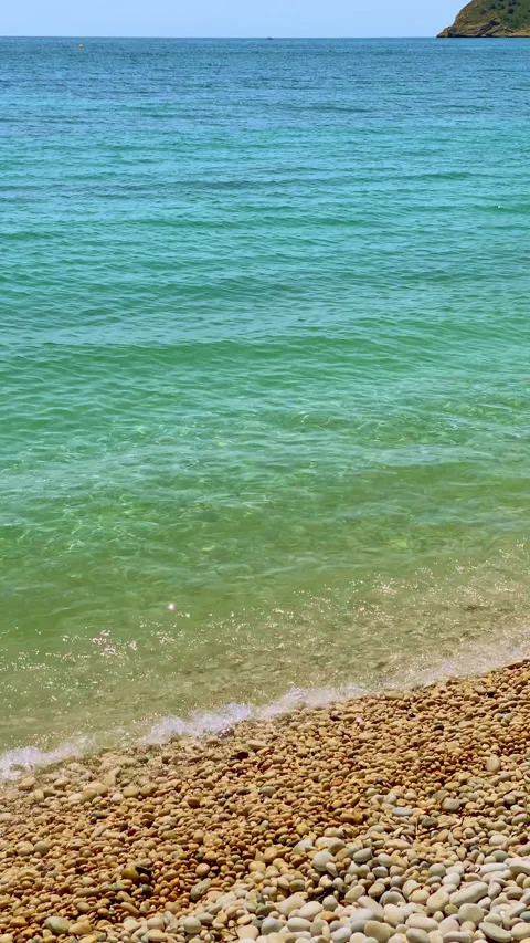 Beautiful summer scene in Playa de Cap Blanc in Altea, Spain, crystalline Vidéo 333700476