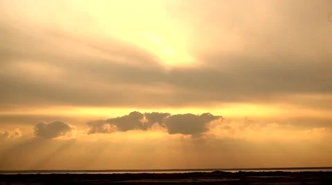 Beautiful sun behind clouds of orange Video stock 957460