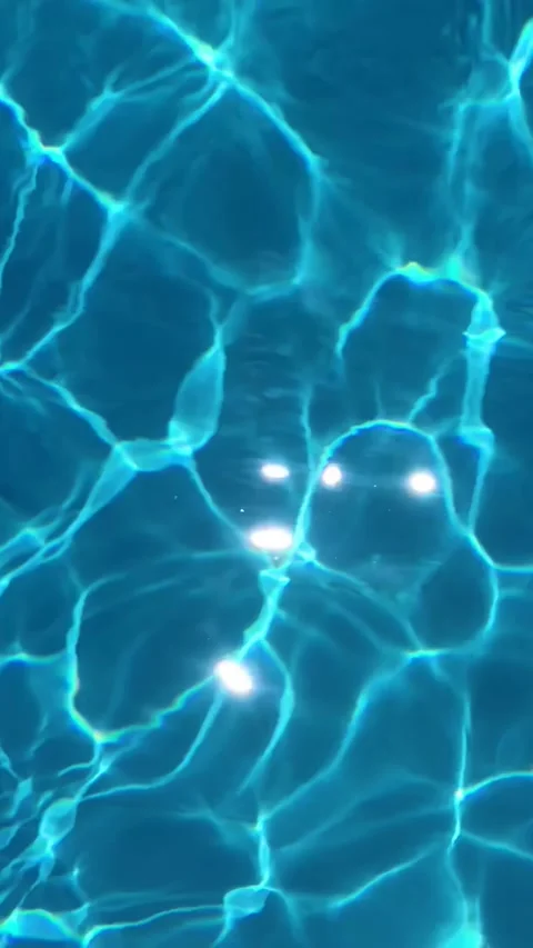 Beautiful sun reflection effect created by the camera lens. Vertical video. 스톡 동영상 285765713