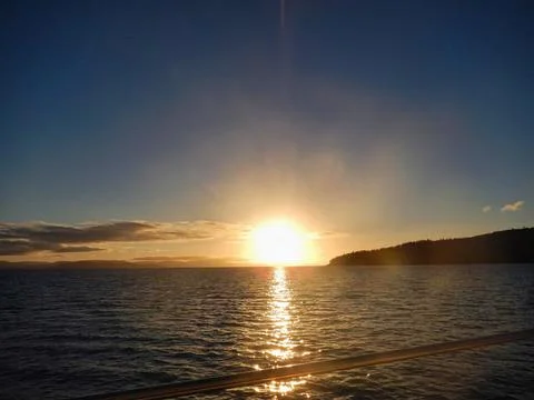 The beautiful sun is setting gracefully over a calm body of water Whitsunday Foto stock