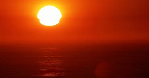 Beautiful sun setting over the ocean. Video stock 103569910