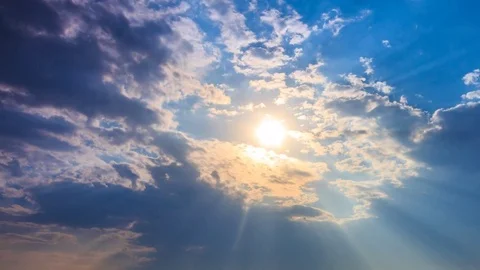 Beautiful Sunbeam in The Sky Background  4K Time Lapse Vidéo 76804585