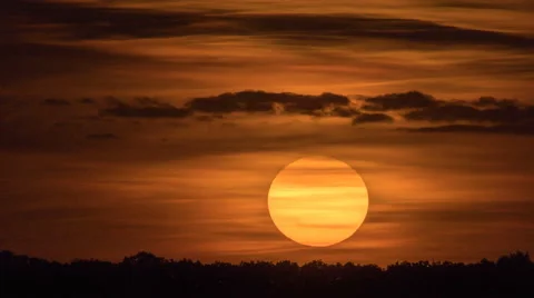 The beautiful sunrise against the cloud stream. Time lapse. Telephoto lens Vidéo 64103748