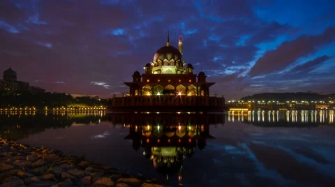 Beautiful sunrise with Putra Mosque reflected in the calm lake surface Video stock 59940408