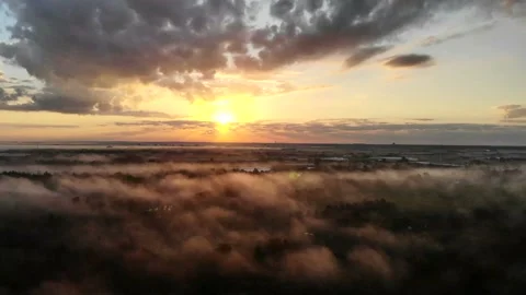 Beautiful sunrise reveal overlooking morning fog Stock Footage