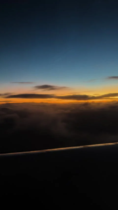 Beautiful Sunset Above Clouds Seen from Airplane between Honolulu and Hawai'i. 库存影片 328345242