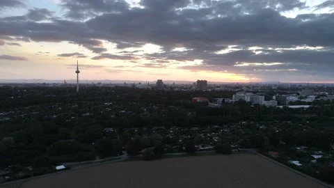Beautiful sunset and clouds over Mannheim city panorama Vidéo 144993678