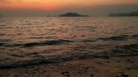 Beautiful sunset and waves on the beach 库存影片 10735751