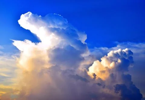 Beautiful sunset on a background of clouds. Bright colors. Fotos Stock
