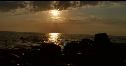 Beautiful sunset at the beach, light beams shining through the cloudscape 스톡 동영상 62469037