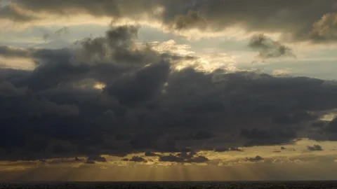 Beautiful sunset with big clouds at the beach. Slow motion 4K. 動画素材 107815304