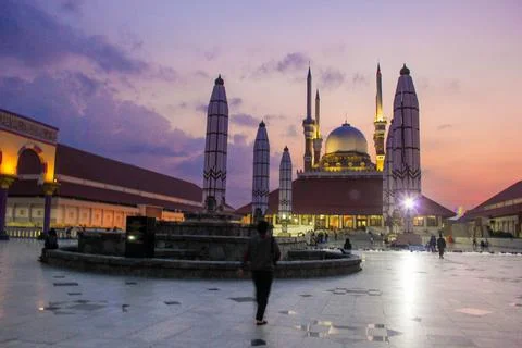 Beautiful sunset in the Central Java Grand Mosque Stockfoto's
