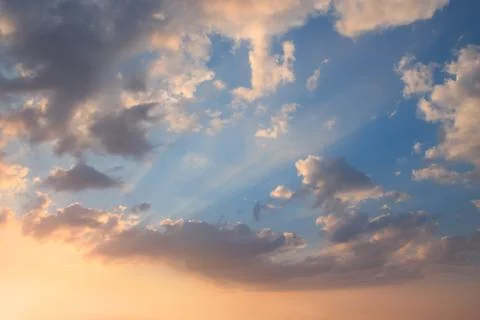 Beautiful sunset clouds with the rays of the sun. Foto stock
