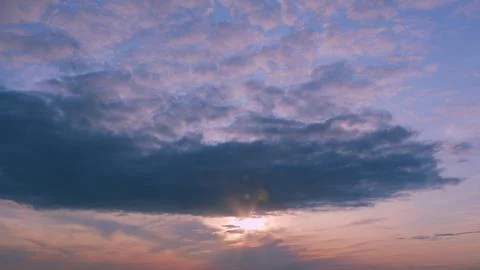 A Beautiful Sunset with a Dramatic Cloudscape, showcasing an array of vibrant co 库存照片