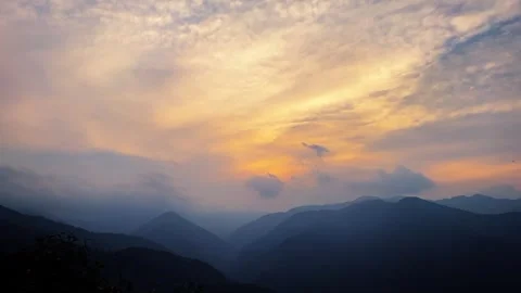 Beautiful sunset glow over mountain peaks with dramatic clouds Stock-Footage 333228044