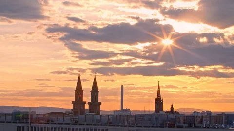 Beautiful Sunset hiding behind Clouds over the City of Ludwigshafen Видео 120554145