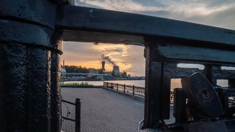 Beautiful sunset hyperlapse, camera movement through an old cast-iron parapet Vidéo 202609638