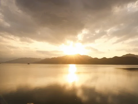 A beautiful sunset by the lake 스톡 동영상 125073388