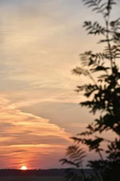 Beautiful sunset light and clouds and a trace of the plane. Evening sunset la Foto stock