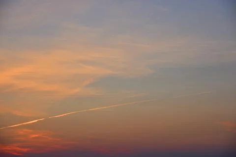 Beautiful sunset light and clouds and a trace of the plane. Evening sunset la Foto stock