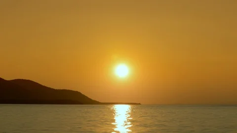 Beautiful sunset light beam shining Sun setting down over an ocean or lake Stock-Footage 115400937
